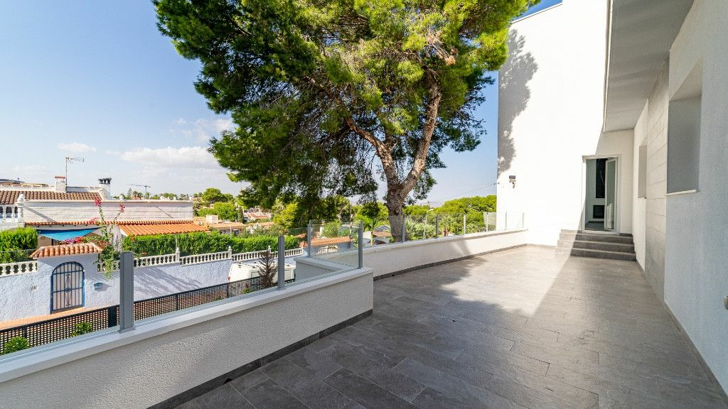 6-bedroom Villa In Orihuela Costa, Spain (286 M²)