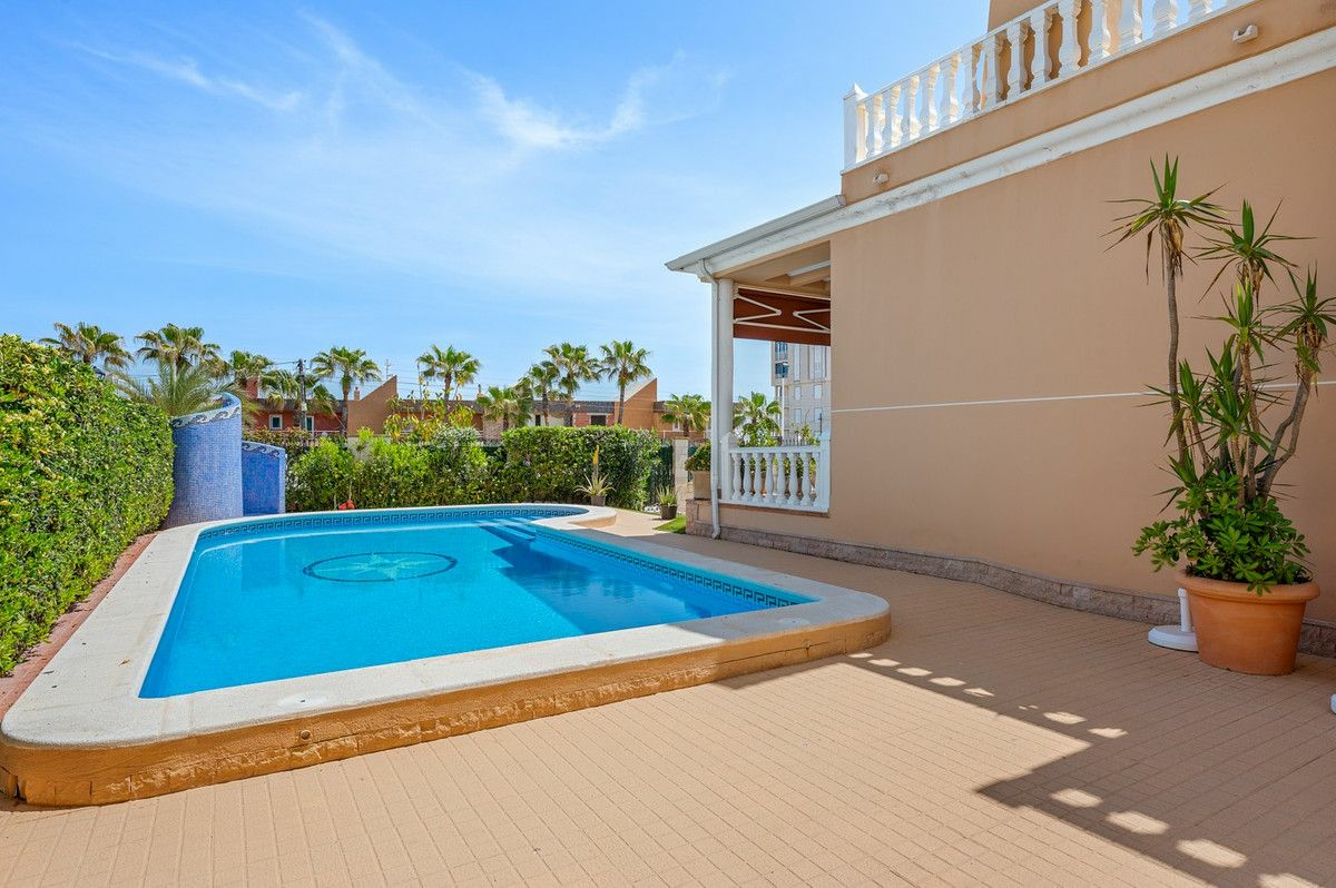 6-bedroom Villa In Torrevieja, Spain (500 M²)