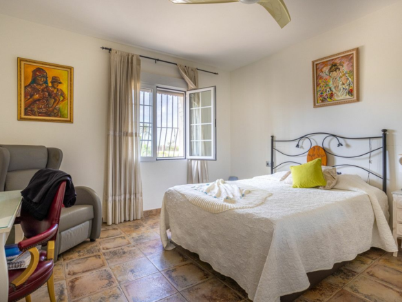 5-bedroom Villa In Villena, Spain (199 M²)