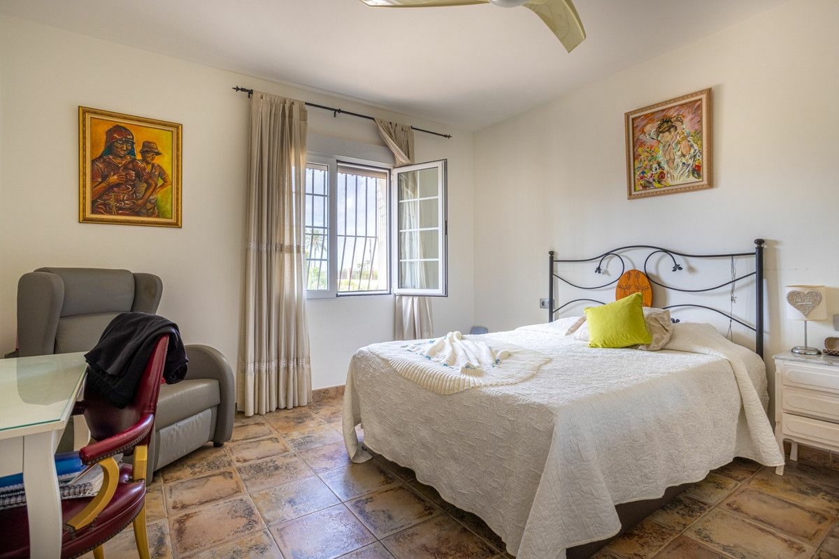 5-bedroom Villa In Villena, Spain (199 M²)