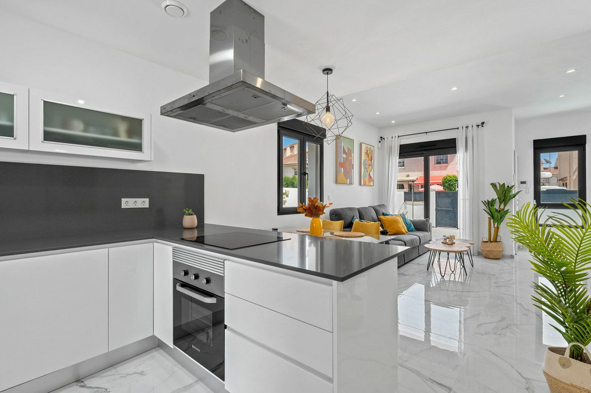 3-bedroom Villa In Torrevieja, Spain (105 M²)