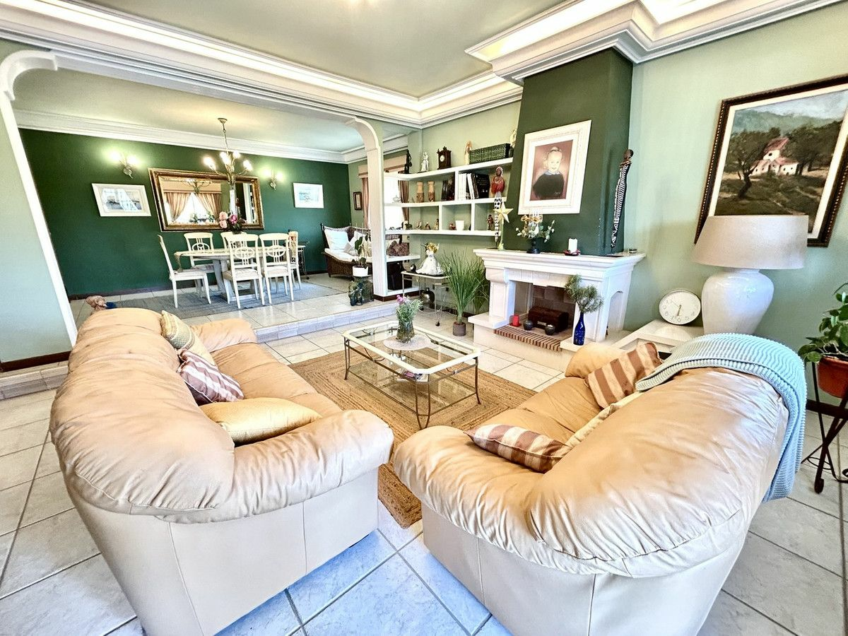 6-bedroom Villa In Torrevieja, Spain (440 M²)