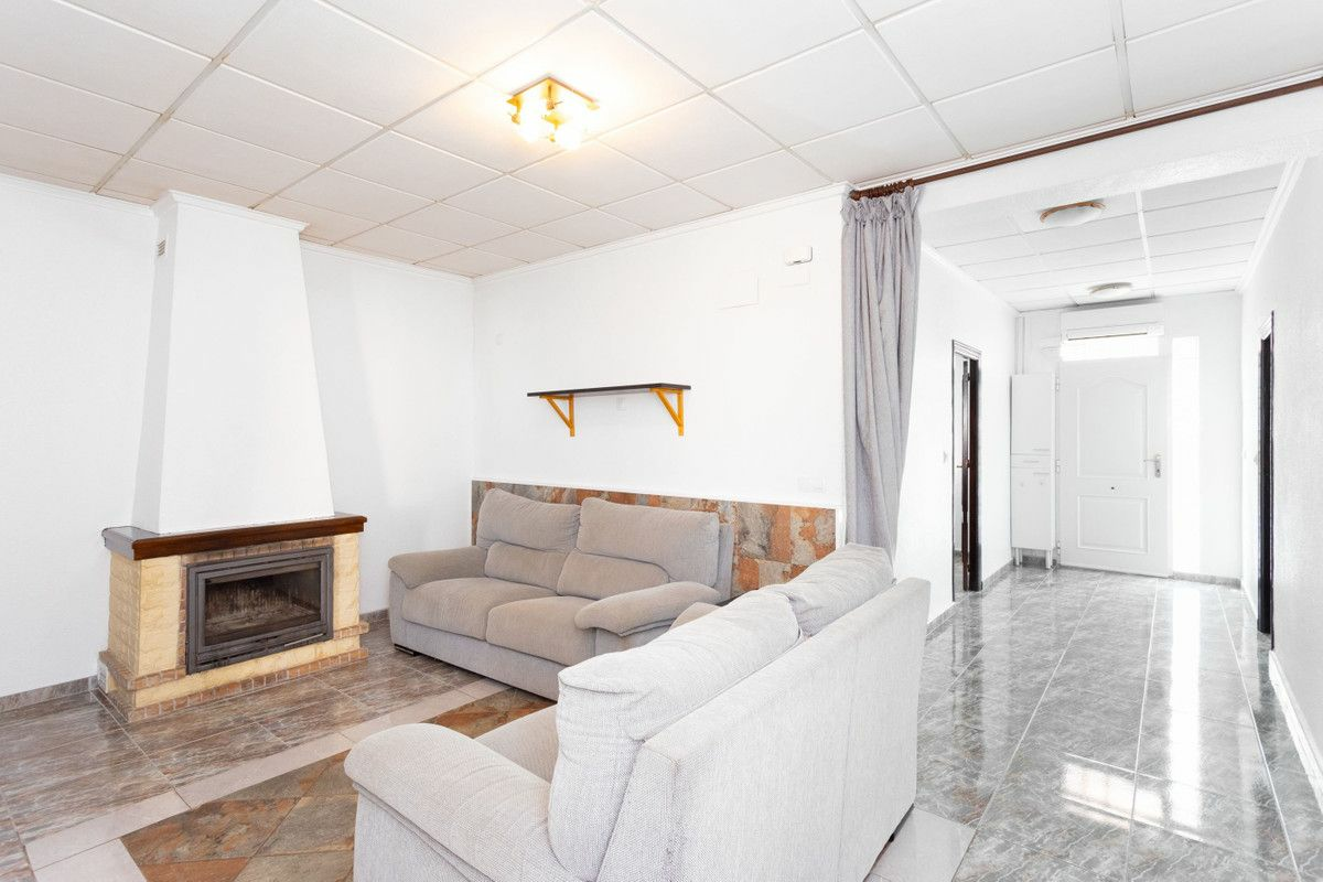 4-bedroom House In Los Montesinos, Spain (152 M²)