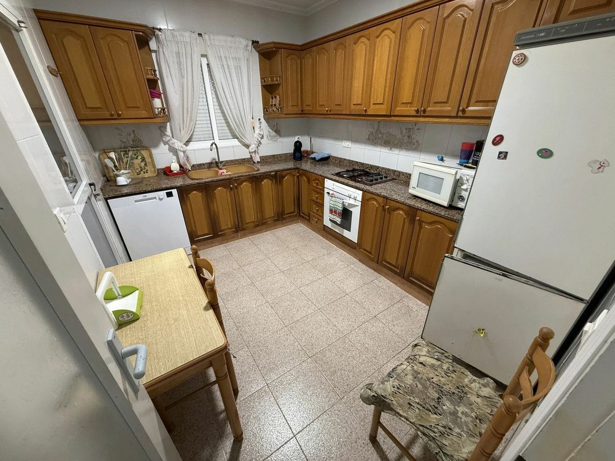 6-bedroom Villa In Torrevieja, Spain (170 M²)