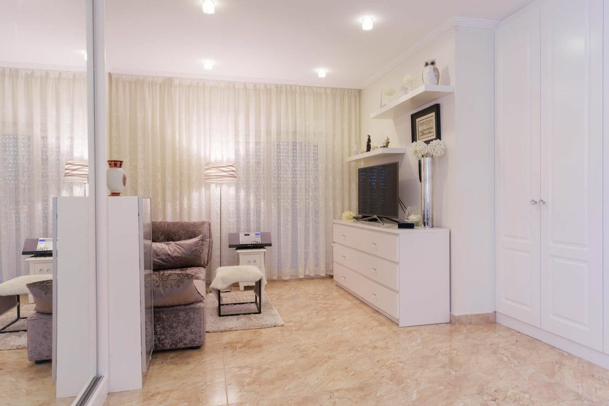7-bedroom Villa In Orihuela Costa, Spain (284 M²)