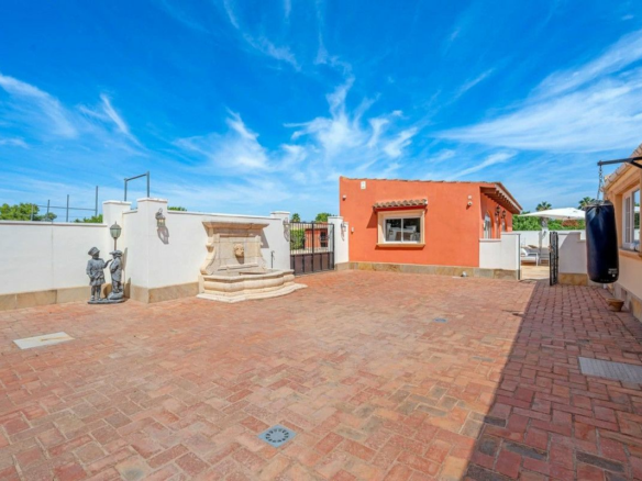 6-bedroom Country House In Almoradi, Spain (300 M²)