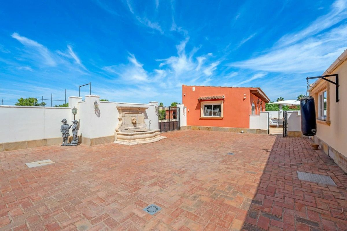 6-bedroom Country House In Almoradi, Spain (300 M²)