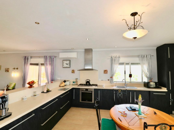 4-bedroom Villa In Albatera, Spain (198 M²)