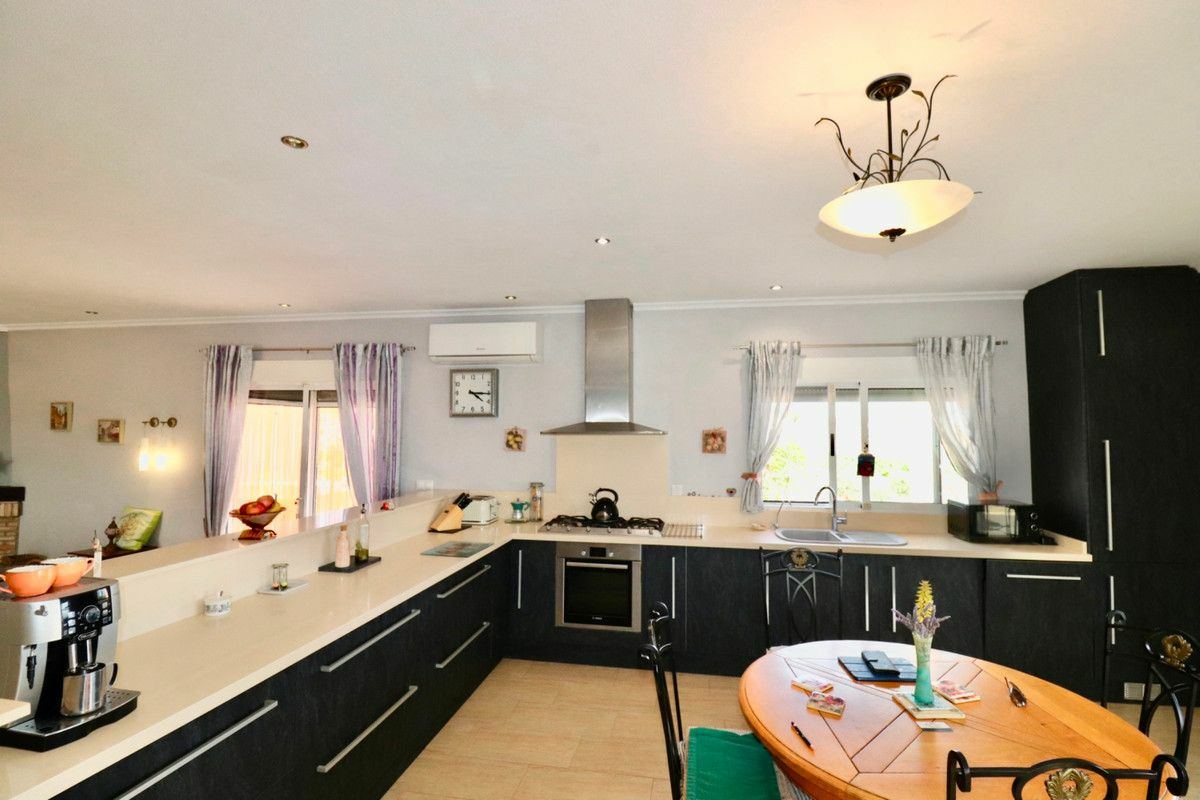4-bedroom Villa In Albatera, Spain (198 M²)