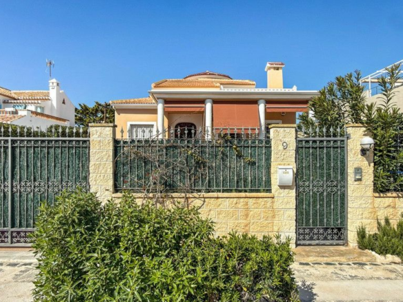 5-bedroom Villa In Torrevieja, Spain (440 M²)