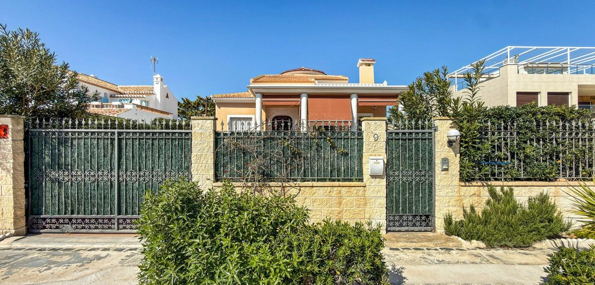 5-bedroom Villa In Torrevieja, Spain (440 M²)