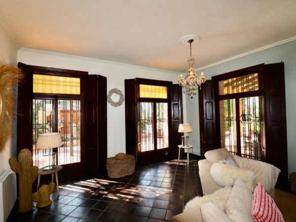 6-bedroom Villa In Almoradi, Spain (375 M²)