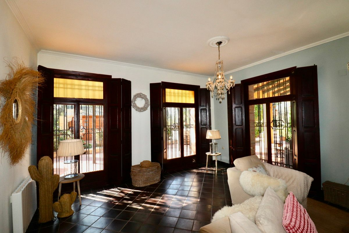 6-bedroom Villa In Almoradi, Spain (375 M²)