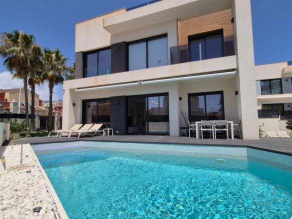 4-bedroom Villa In Torrevieja, Spain (205 M²)