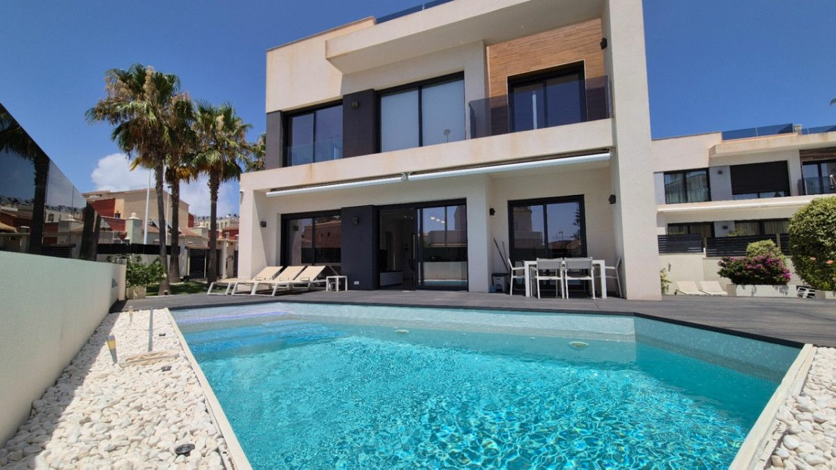 4-bedroom Villa In Torrevieja, Spain (205 M²)