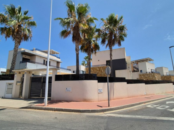 4-bedroom Villa In Torrevieja, Spain (205 M²)