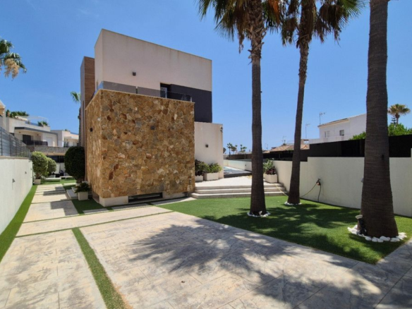 4-bedroom Villa In Torrevieja, Spain (205 M²)