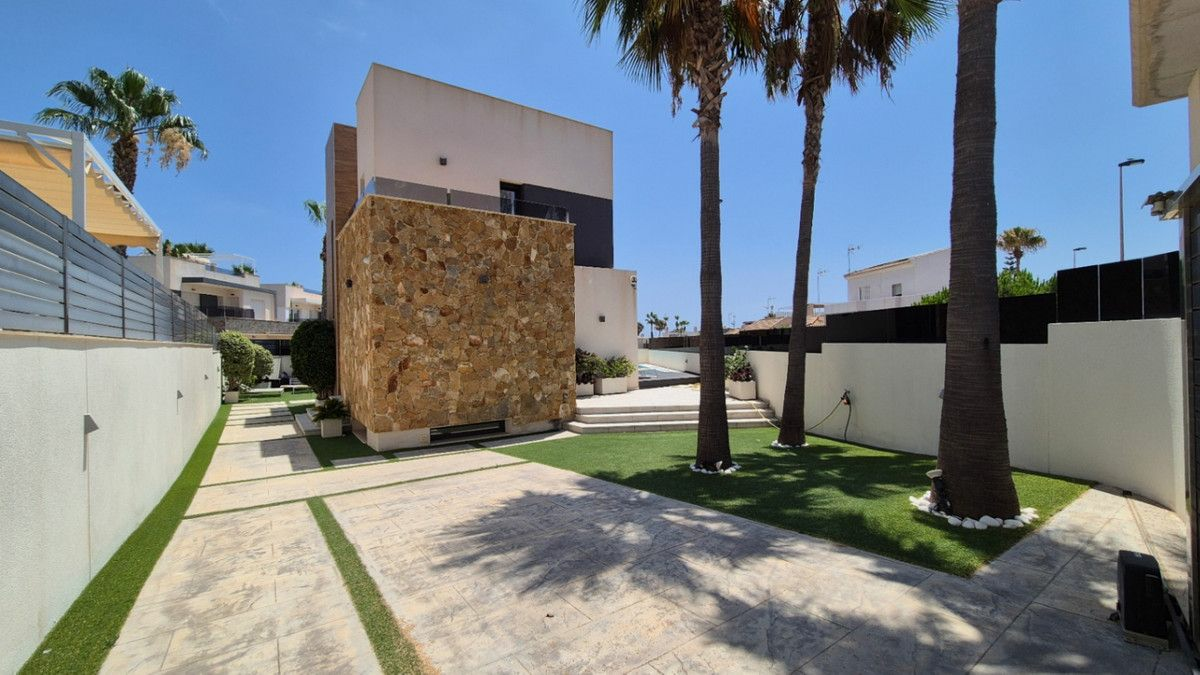 4-bedroom Villa In Torrevieja, Spain (205 M²)