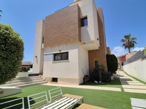 4-bedroom Villa In Torrevieja, Spain (205 M²)