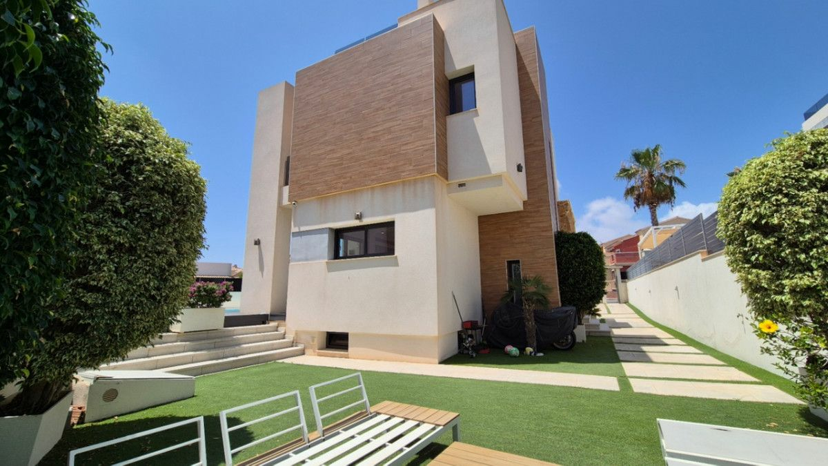 4-bedroom Villa In Torrevieja, Spain (205 M²)