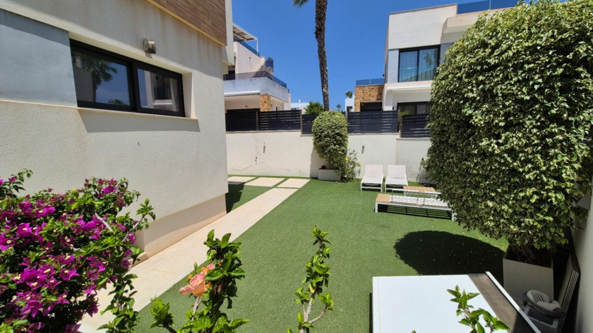4-bedroom Villa In Torrevieja, Spain (205 M²)