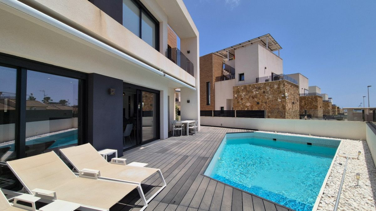 4-bedroom Villa In Torrevieja, Spain (205 M²)