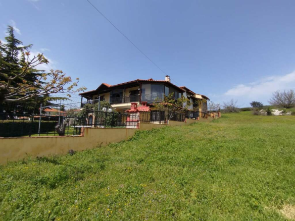 3-bedroom Complex In Poligiros, Greece (277 M²)