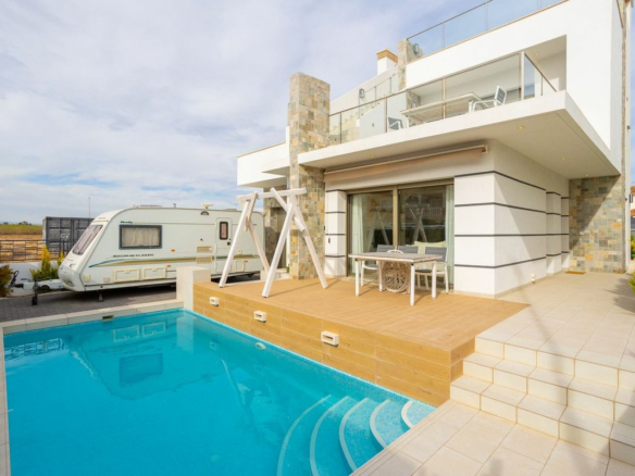 4-bedroom Villa In Los Alcázares, Spain (141 M²)