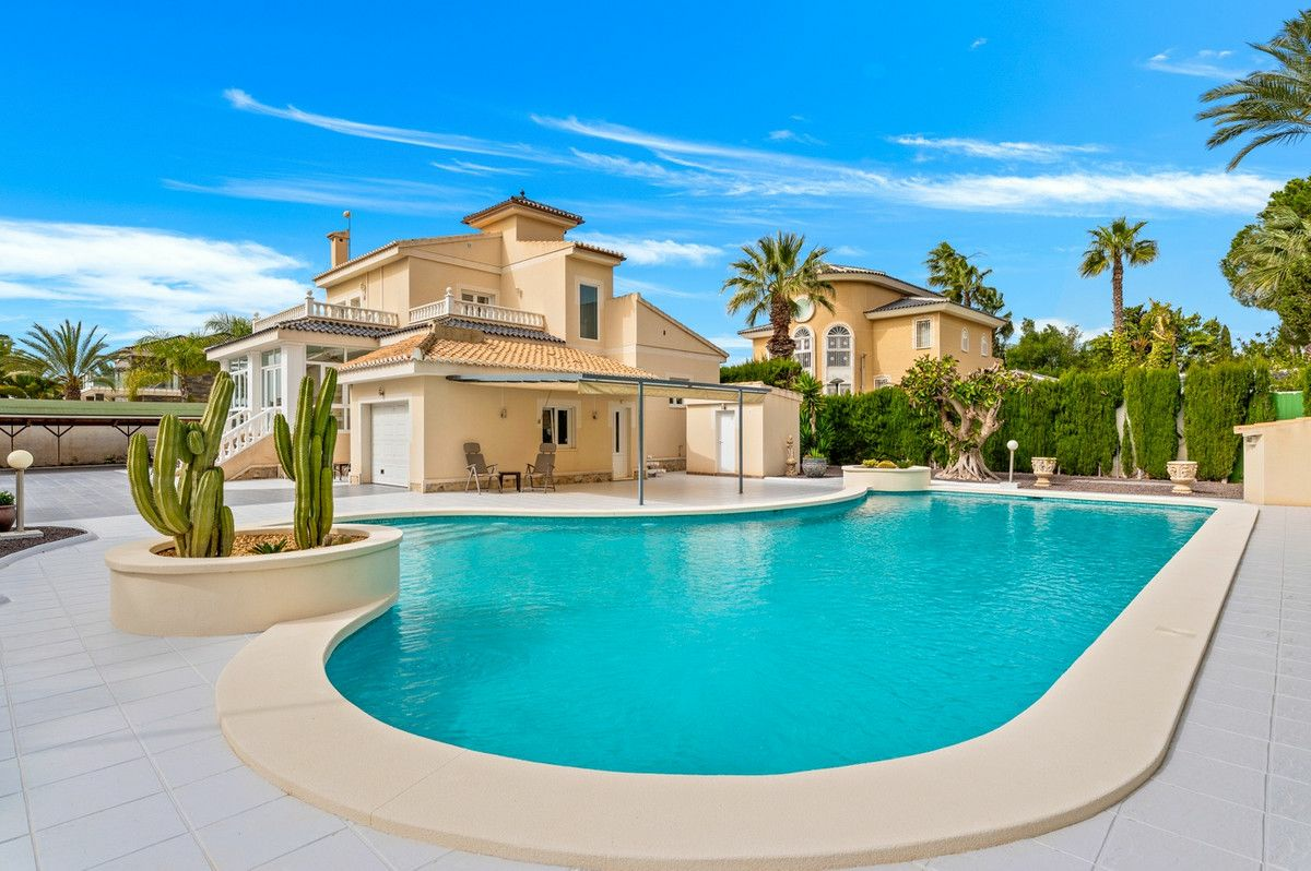 4-bedroom Villa In Rojales, Spain (292 M²)