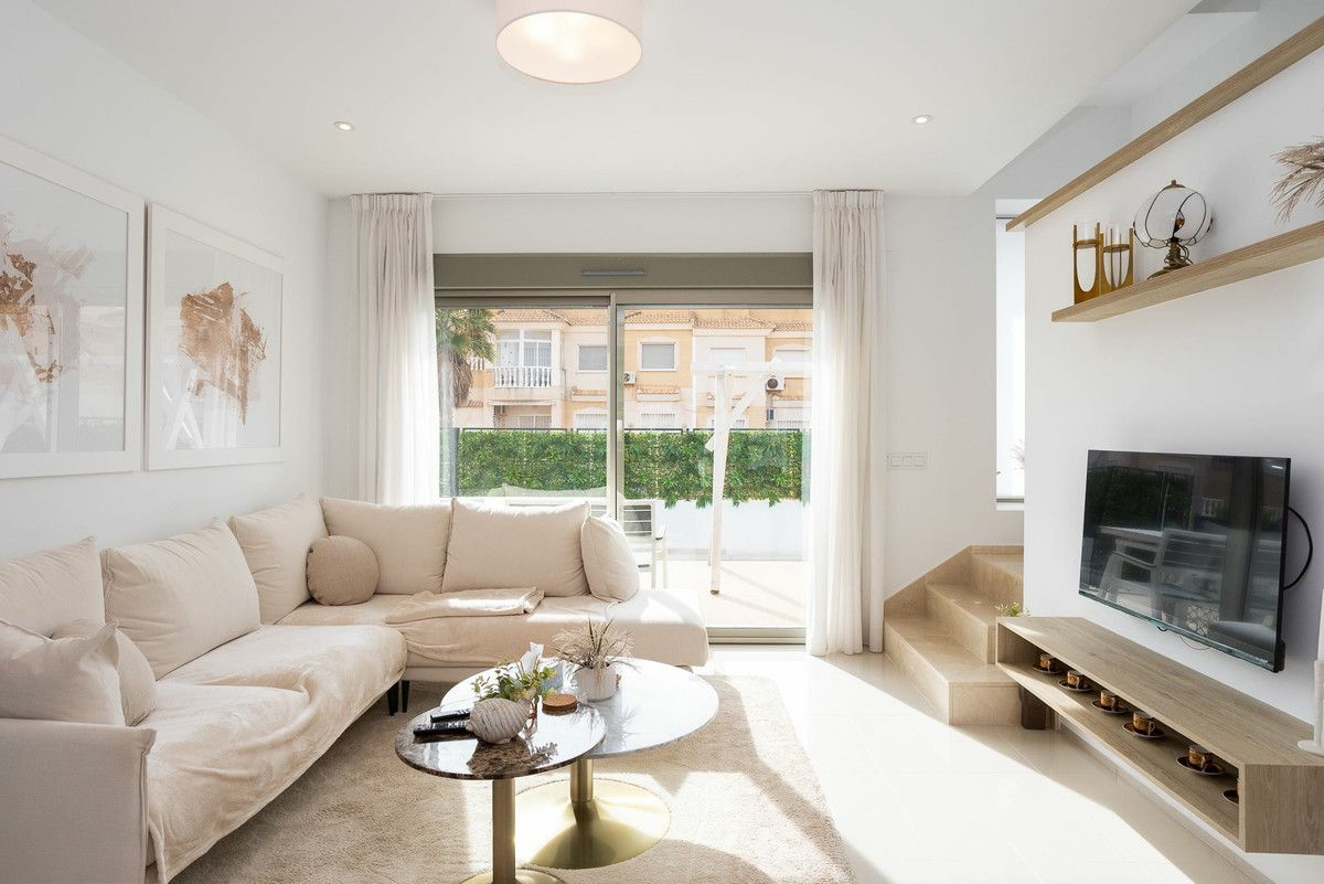 4-bedroom Villa In Los Alcázares, Spain (141 M²)