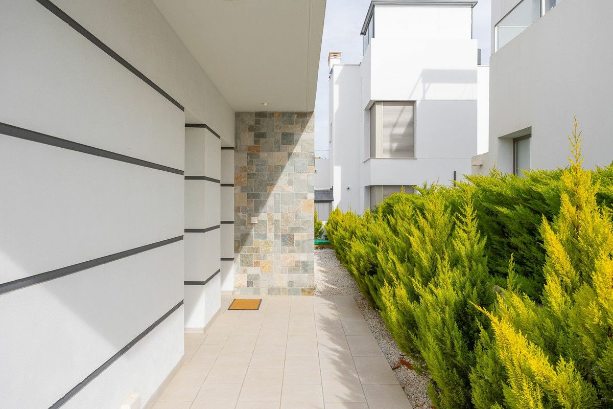 4-bedroom Villa In Los Alcázares, Spain (141 M²)