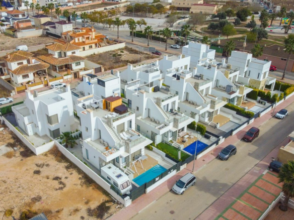 4-bedroom Villa In Los Alcázares, Spain (141 M²)