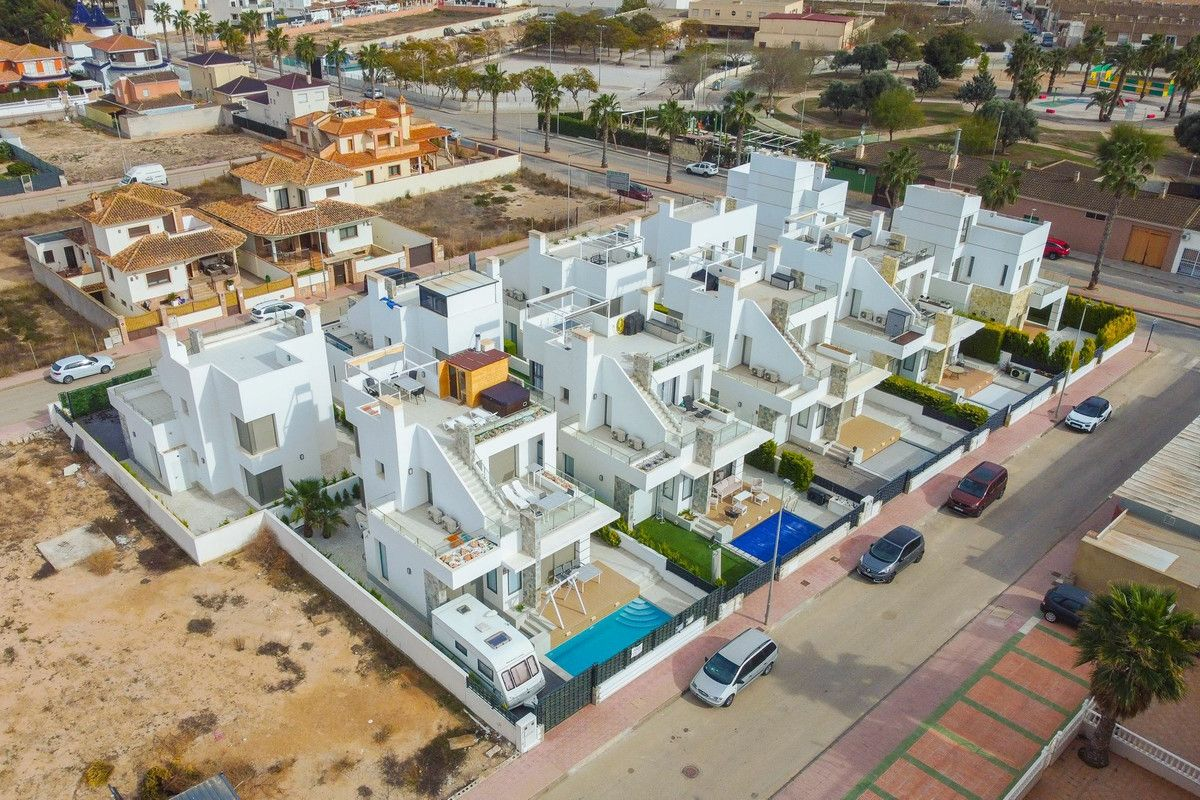 4-bedroom Villa In Los Alcázares, Spain (141 M²)