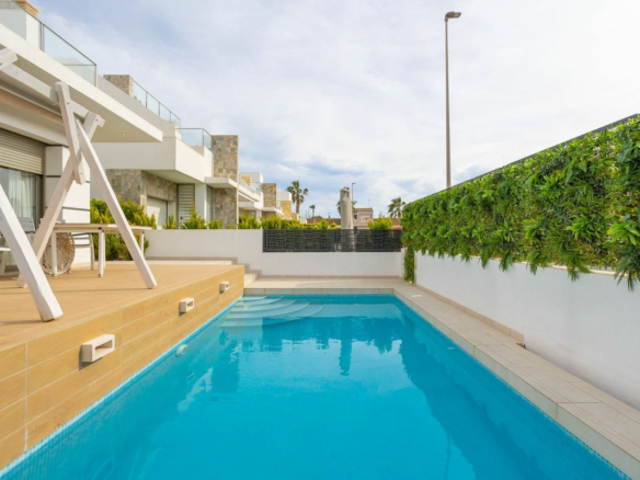 4-bedroom Villa In Los Alcázares, Spain (141 M²)