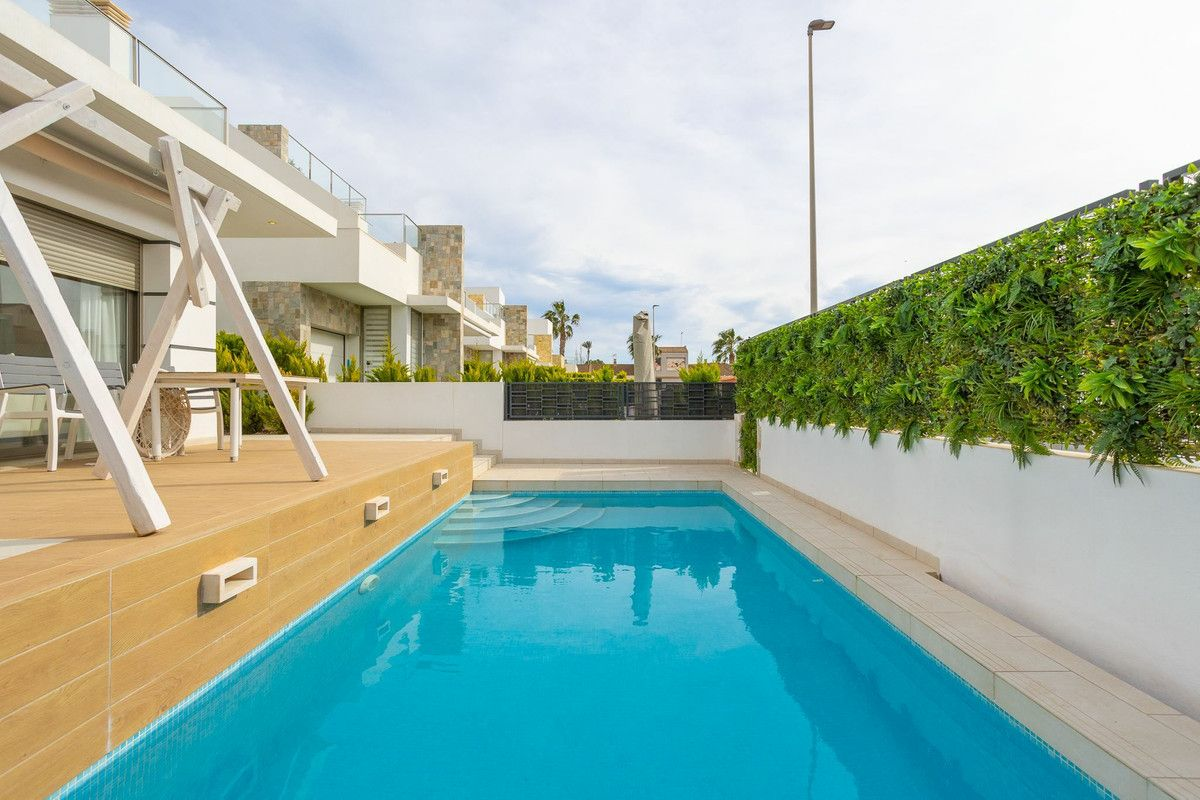 4-bedroom Villa In Los Alcázares, Spain (141 M²)