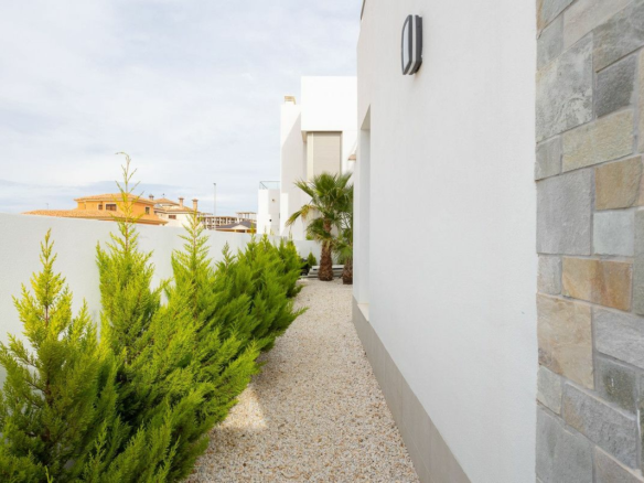 4-bedroom Villa In Los Alcázares, Spain (141 M²)