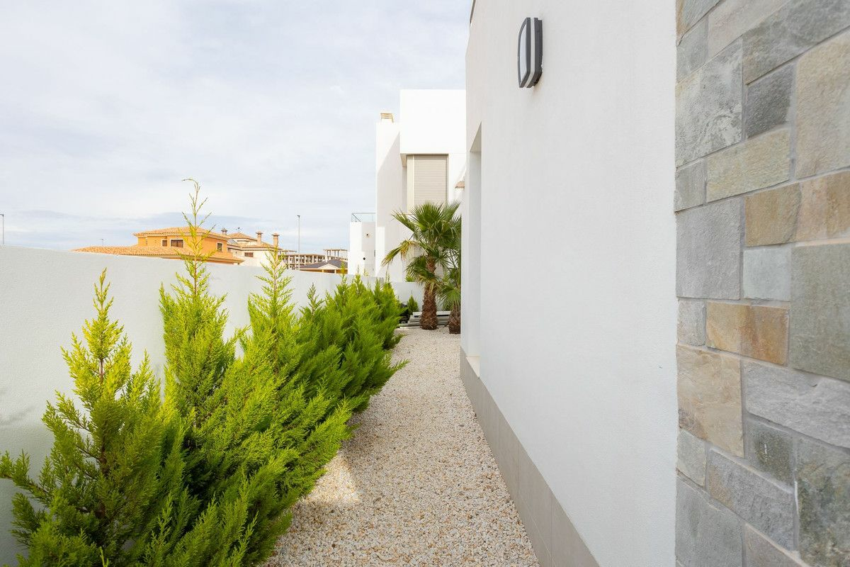 4-bedroom Villa In Los Alcázares, Spain (141 M²)