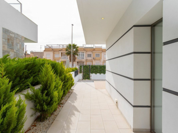 4-bedroom Villa In Los Alcázares, Spain (141 M²)