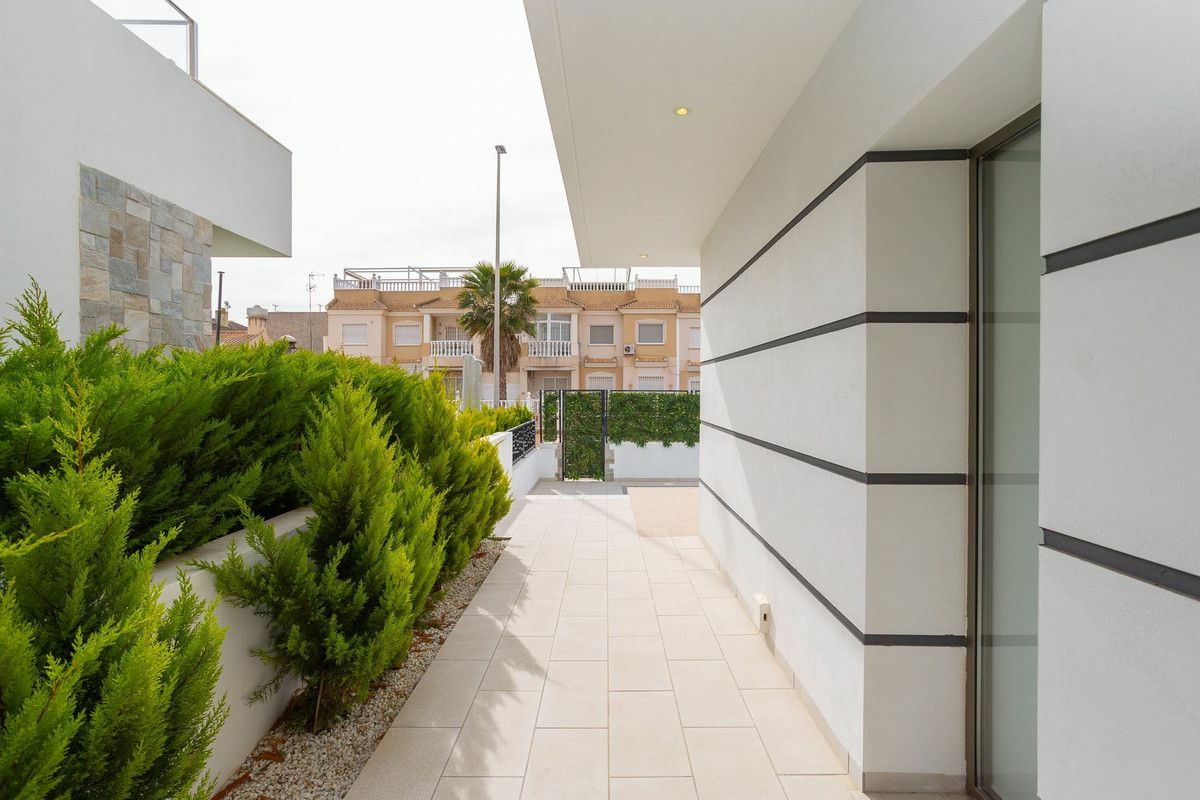 4-bedroom Villa In Los Alcázares, Spain (141 M²)