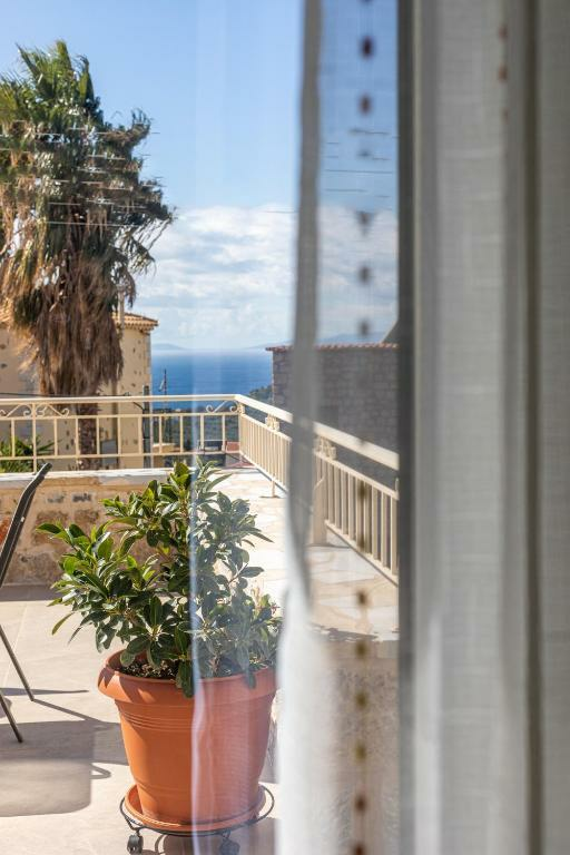 3-bedroom Detached House In Lefktros, Greece (216 M²)