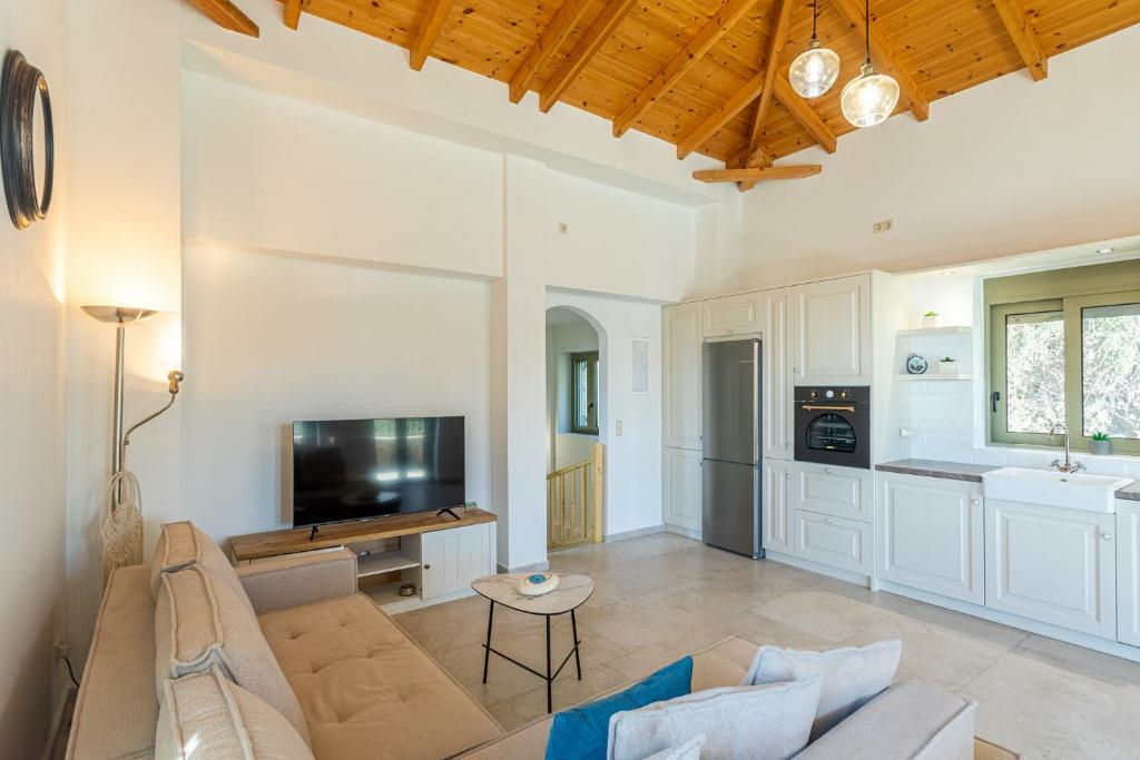 3-bedroom Detached House In Lefktros, Greece (216 M²)