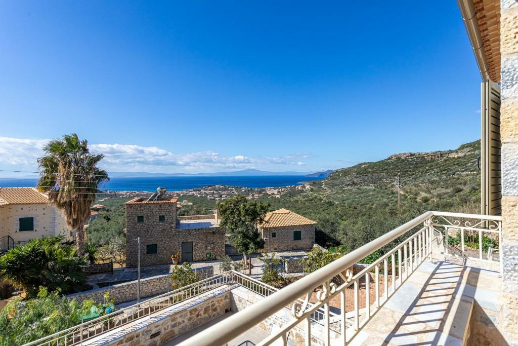 3-bedroom Detached House In Lefktros, Greece (216 M²)