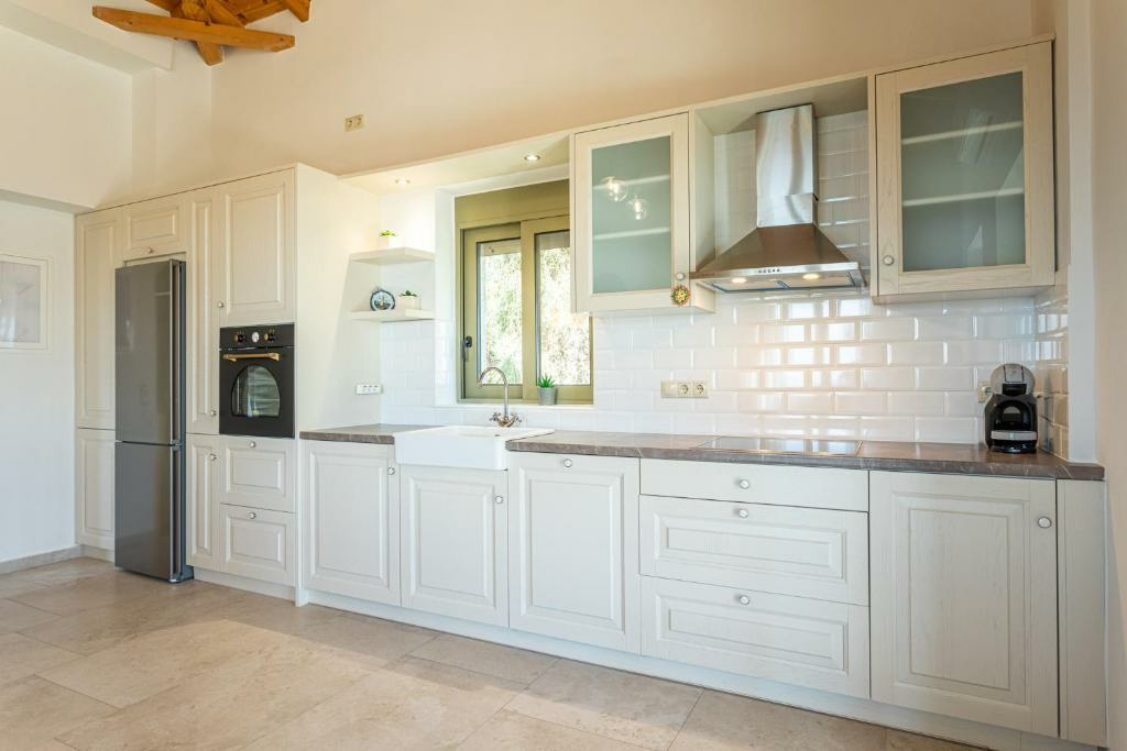 3-bedroom Detached House In Lefktros, Greece (216 M²)