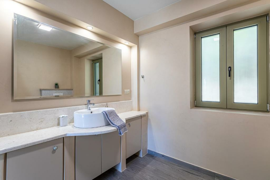 3-bedroom Detached House In Lefktros, Greece (216 M²)