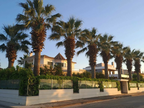 4-bedroom Villa In Oropos, Greece (390 M²)