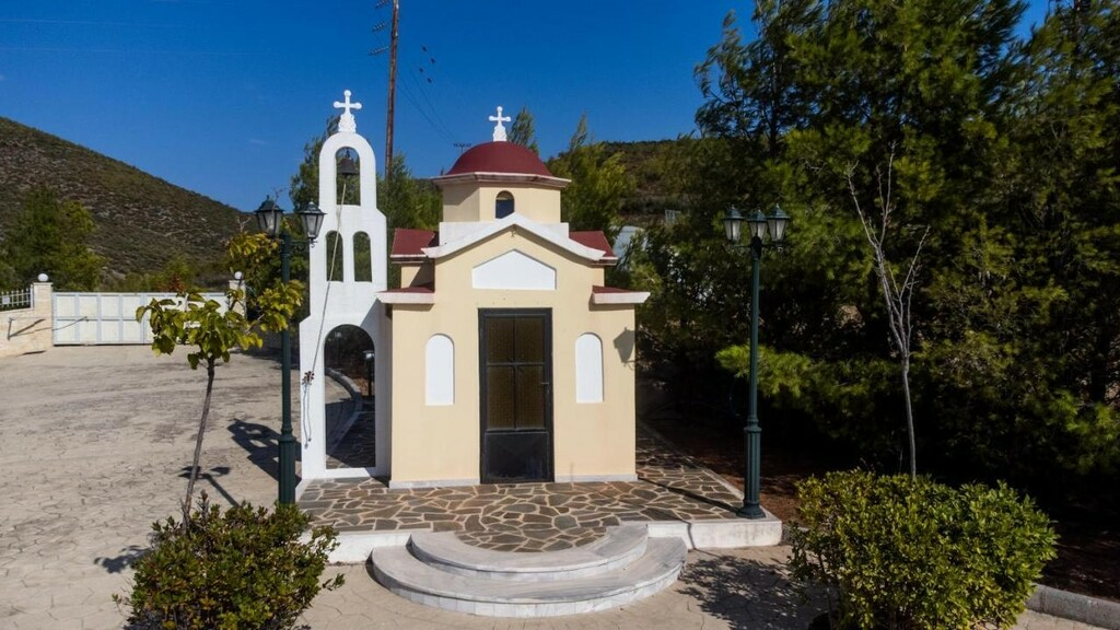 12-bedroom Hotel In Marathonas, Greece (950 M²)