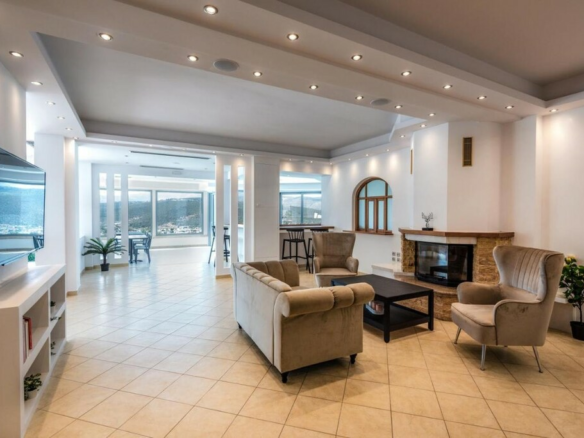 12-bedroom Hotel In Marathonas, Greece (950 M²)