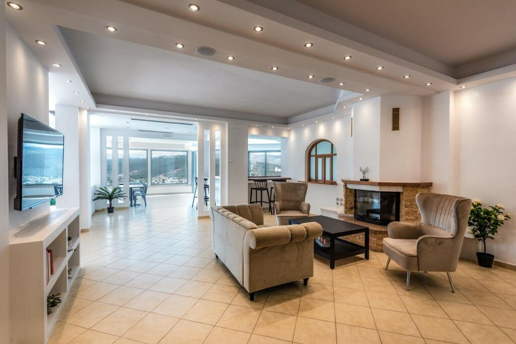 12-bedroom Hotel In Marathonas, Greece (950 M²)