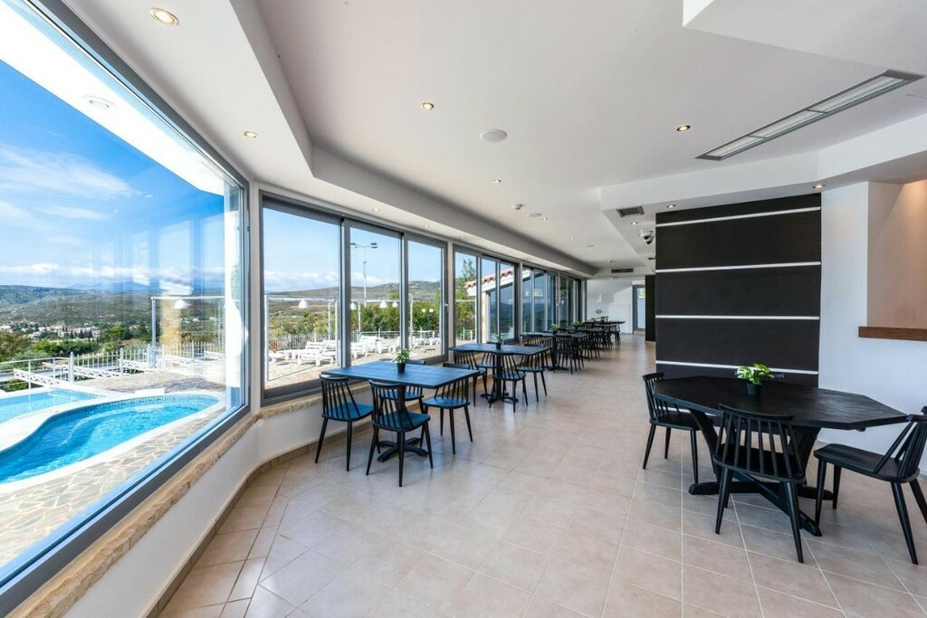 12-bedroom Hotel In Marathonas, Greece (950 M²)