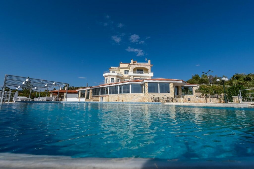 12-bedroom Hotel In Marathonas, Greece (950 M²)
